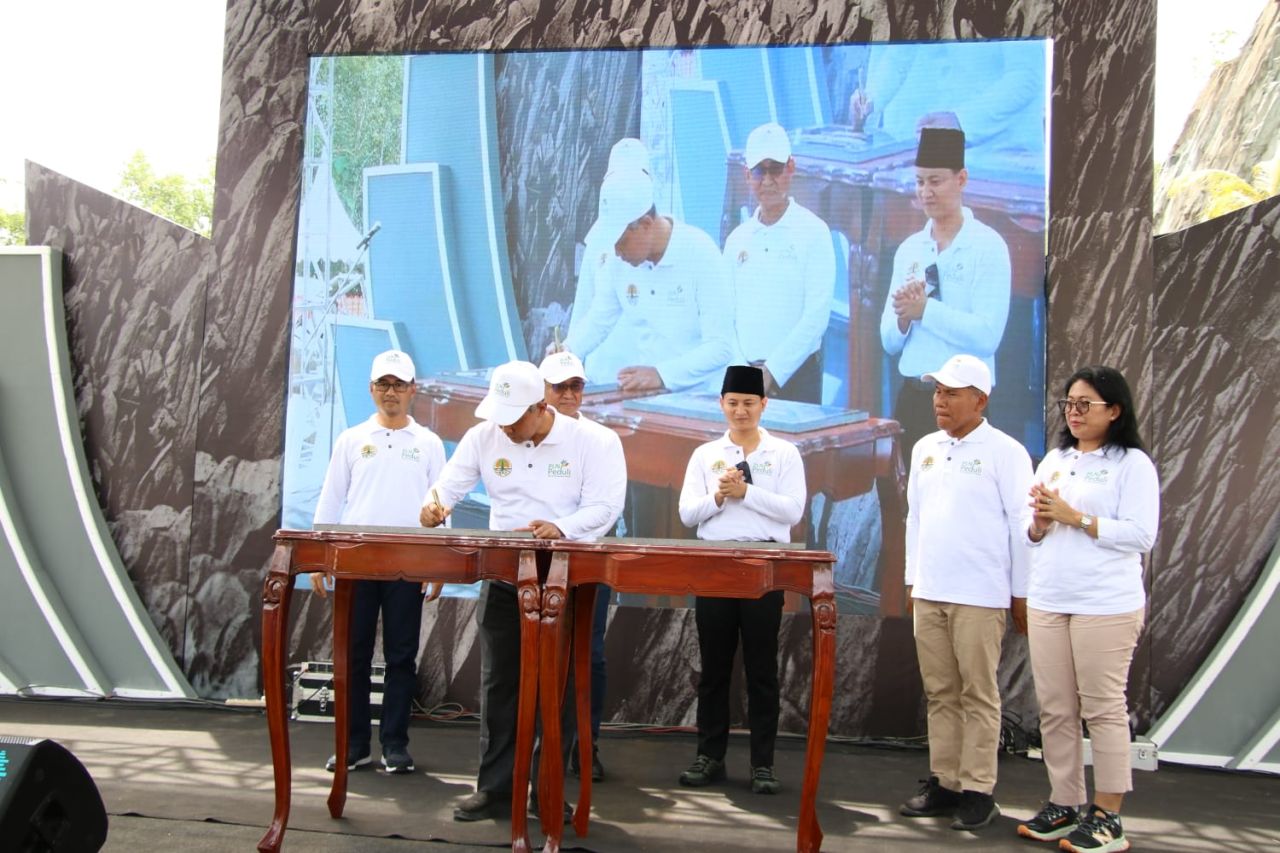 Direktur Jendral PPKL Kementerian Lingkungan Hidup dan Kehutanan Sigit Reliantoro menandatangani prasasti peresmian Agroforestri Tebing Kepuh dan Agroforestri Sukorejo sisaksikan   Direktur Operasi Pembangkit Batu Bara PLN NP Rachmanoe Indarto (kanan),  D
