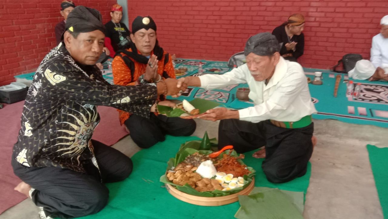 Potong nasi tumpeng seusai doa lintas iman ( Foto : Jatimkini.com / Rokimdakas )