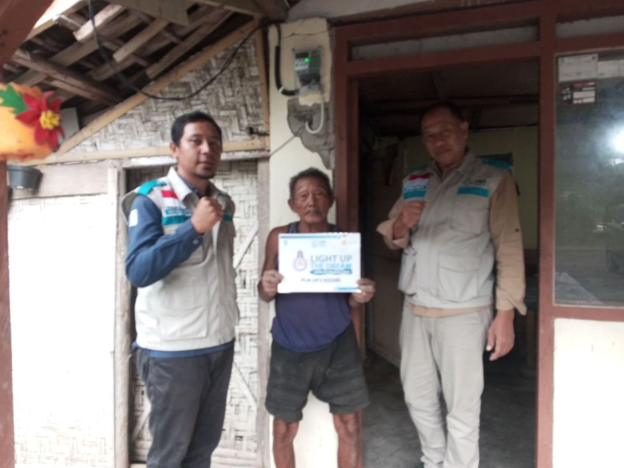 Salah satu warga tidak mampu di Ponorogo menerima program pemerintah Bantuan Pasang Baru Listrik (BPBL), Selasa (6/2). (Foto: PLN for Jatimkini.com)