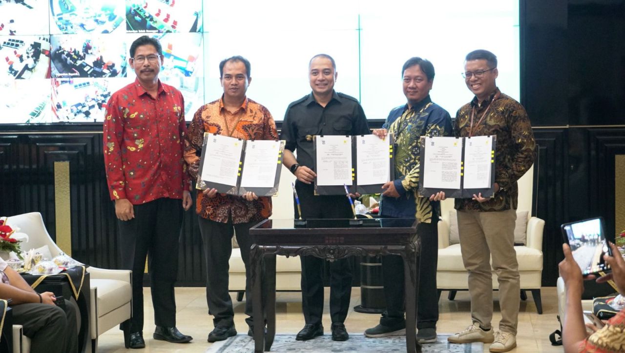 Penandatanganan perjanjian kerja sama (PKS) antara Manager UP3 Surabaya Utara Bustani Hadi Wijaya dengan Walikota Surabaya Eri Cahyadi di Kantor Walikota Surabaya, Rabu (31/01).
