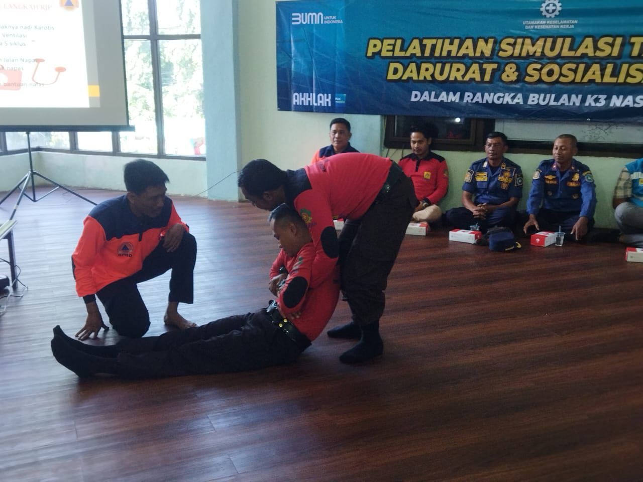 PLN UP3 Malang berkolaborasi dengan Badan Penanggulangan Bencana Daerah (BPBD) melaksanakan giat pada Senin (29/01). (Foto: PLN for Jatimkini.com)