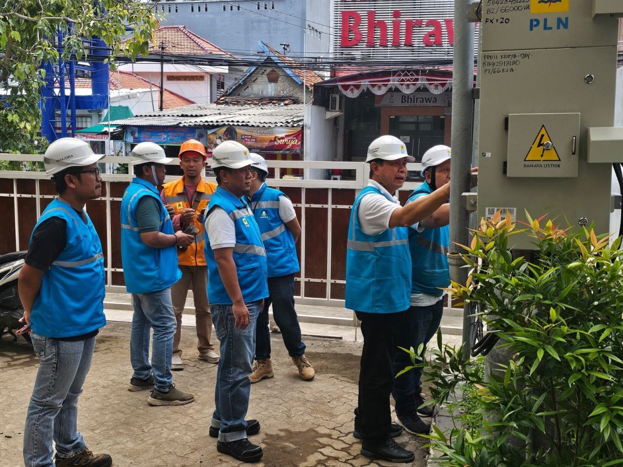 Personel PLN saat mengecek kelistrikan di KPU Kota Surabaya. (Foto: PLN for Jatimkini.com)