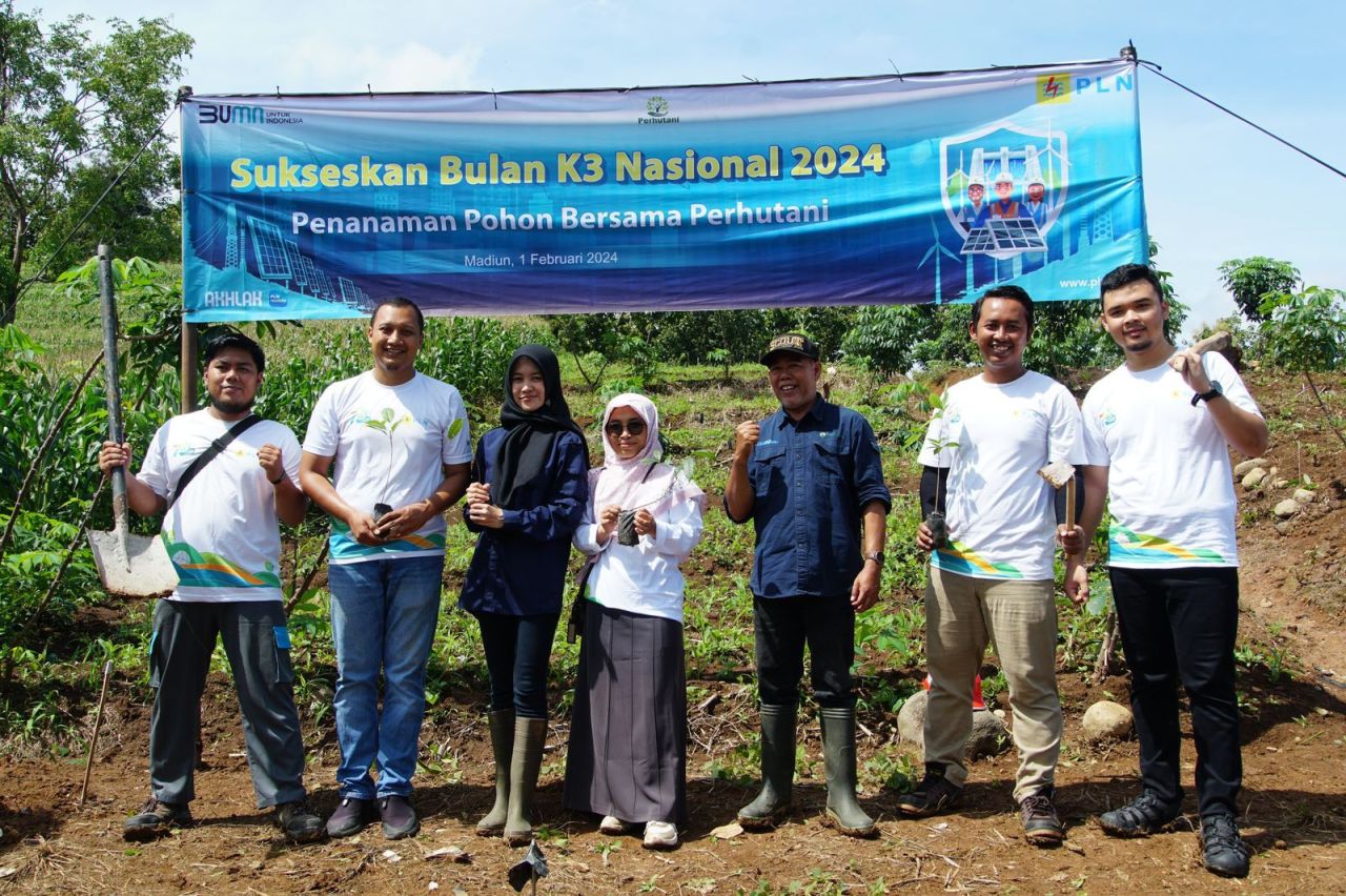 PT PLN (Persero) Unit Induk Distribusi (UID) Jawa Timur menggelar aksi tanam 260 pohon di Madiun dan Kediri.  (Foto: PLN for Jatimkini.com)