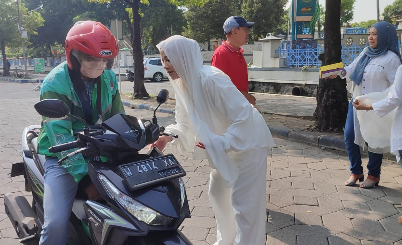 Asrilia Kurniati menggelar sarapan bareng marbot Masjid Al Akbar Surabaya ( Foto : Jatimkini.com/Rere)