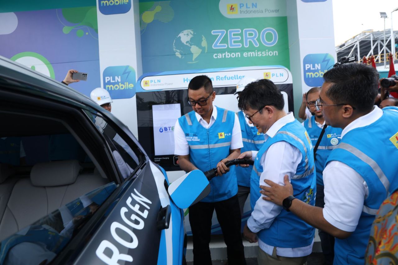 Plt Direktur Jenderal EBTKE Kementerian ESDM Jisman P. Hutajulu bersama Dirut PLN Darmawan Prasodjo saat lakukan pengisian Hydrogen Refueling Station. (Foto: PLN for Jatimkini.com)