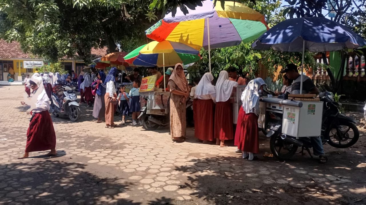 Program ikonik calon presiden Prabowo Subianto memberi makanan gratis bagi siswa sekolah dan ibu hamil rencananya akan di laksanakan 2025 ( Foto : Jatimkini.com/Rokimdakas).