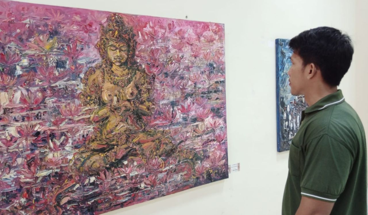Besok PWI Jatim akan menggelar pameran lukisan tunggal hasil karya pelukis Jansen Jasien di gedung Graha PWI Jatim ( Foto : Jatimkini.com / Arif )