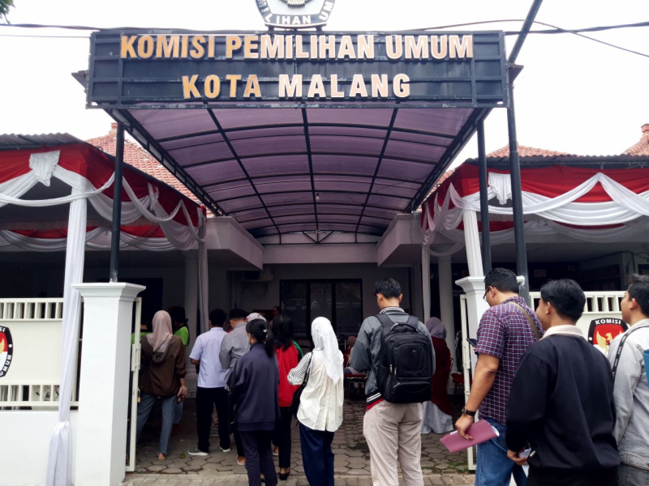 Warga migran antre saat mengajukan layanan pindah memilih Pemilu di KPU Kota Malang, Rabu (7/2). Foto : Jatimkini/Bagus Suryo