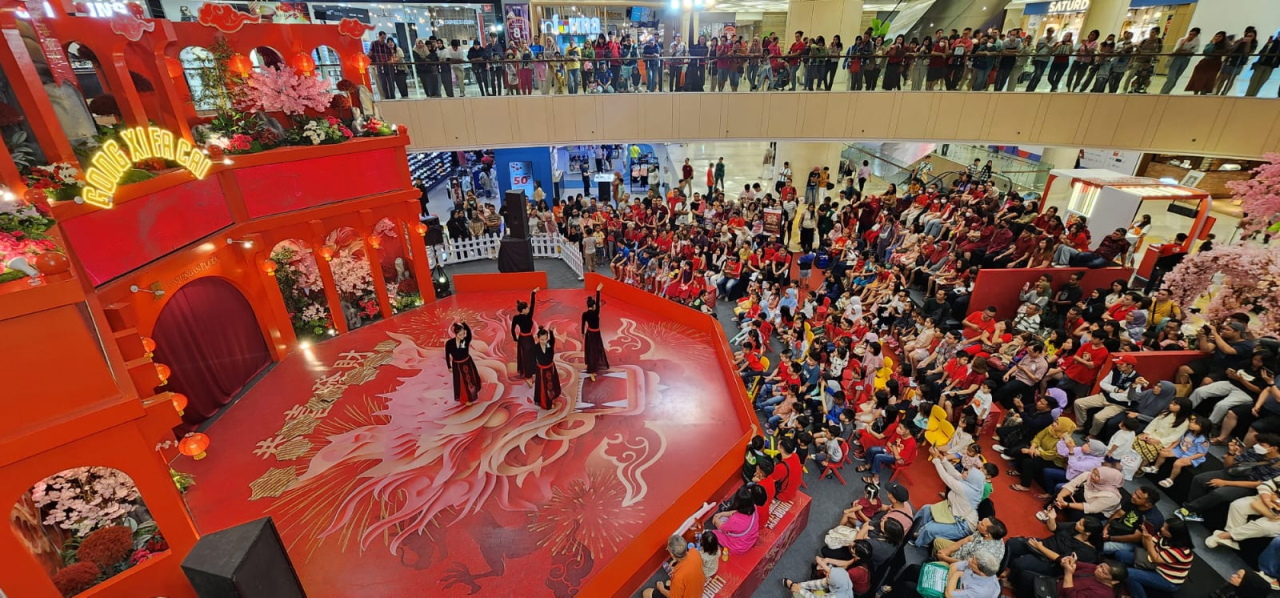 Suasana perayaan Imlek di Tunjungan Plaza Surabaya, Sabtu (10/2/2024). Foto : Peni Widarti