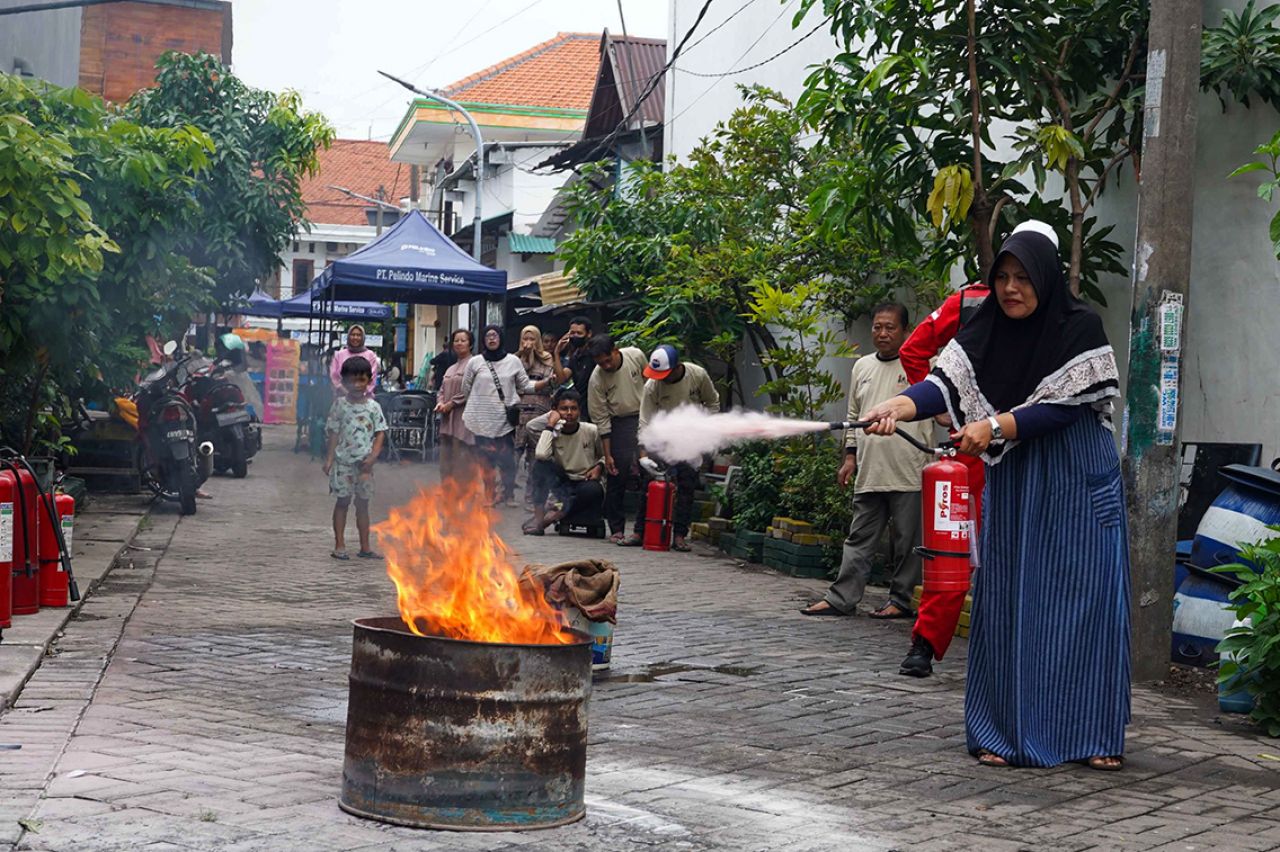 Warga Kampung Seng, Sidodadi, Simokerto, Surabaya mengikuti pelatihan penanggulangan kebakaran dalam rangkaian Bulan K3 Nasional yang digelar Pelindo Marine Service, Rabu (7/2/2024). (foto: dok.PMS)
