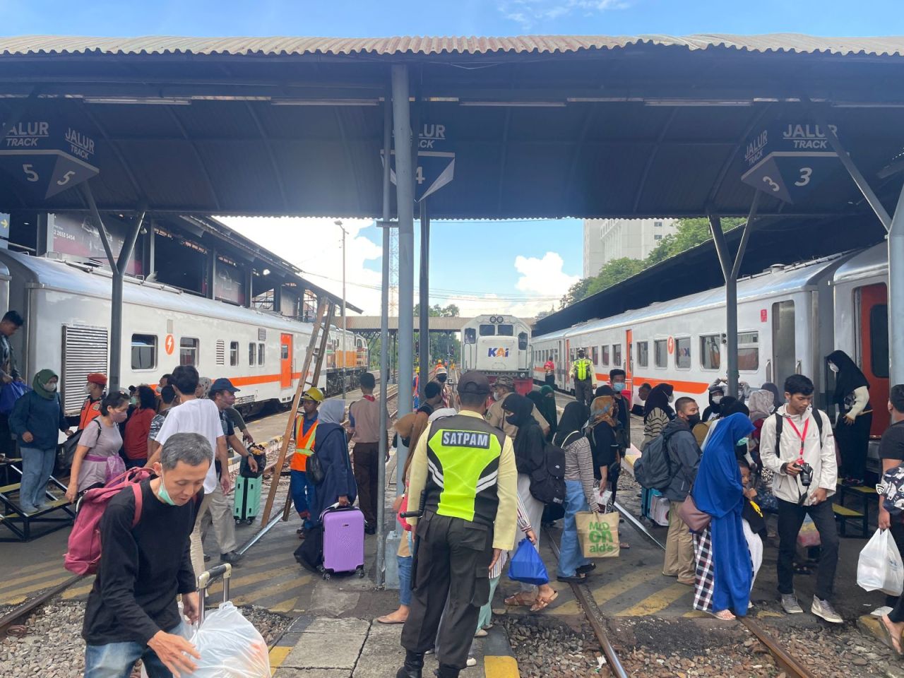 PT KAI telah membuka pemesanan tiket kereta lebaran mulai 15 Februari 2024. (Foto: dok.PT KAI Daop 8)