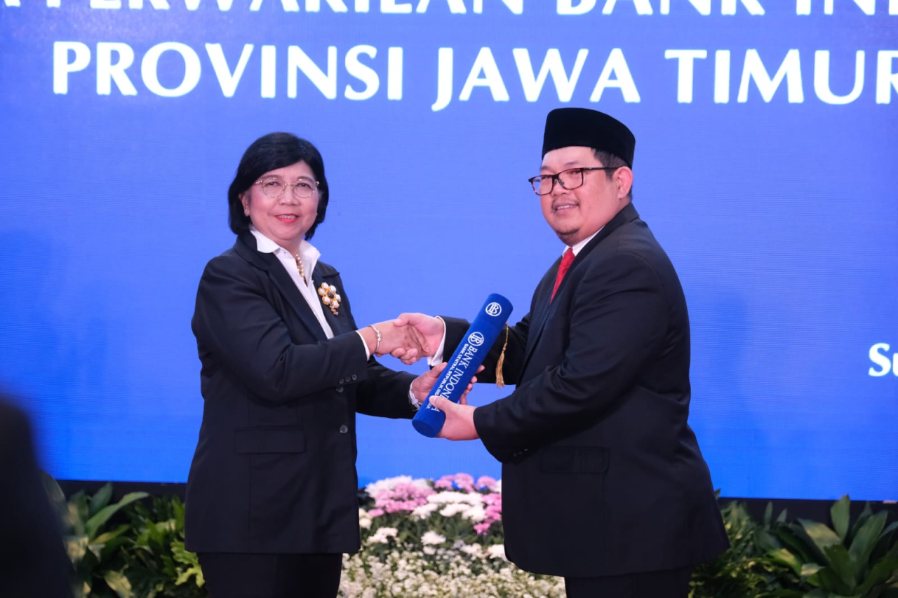 Deputi Gubernur Senior Bank Indonesia (BI), Destry Damayanti saat mengukuhan Erwin Gunawan Hutapea sebagai Kepala BI Jatim, Kamis (22/2/2024). Foto : BI for Jatimkini