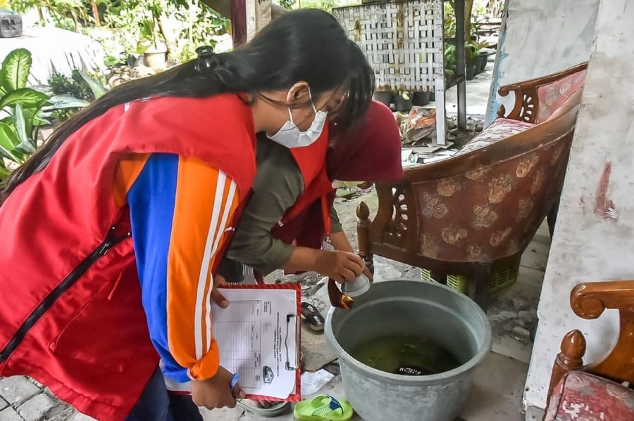 Petugas jumantik Pemkot Surabaya melakukan pengecekan terhadap penyebaran nyamuk aedes aegypti di salah satu rumah warga. (Foto: dok Pemkot Surabaya)