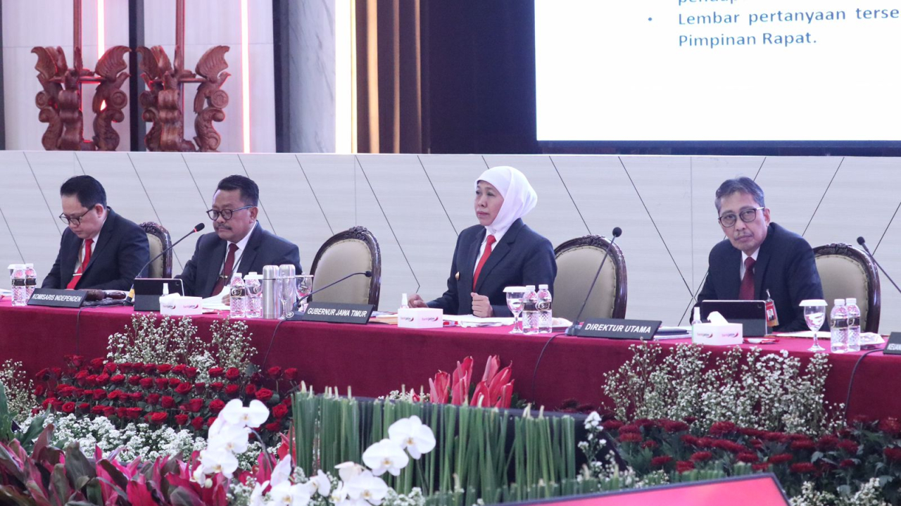 Gubernur Jatim Khofifah Indar Parawansa bersama jajaran Direksi Bank Jatim saat menggelar RUPS Tahun Buku 2023 di Surabaya, Rabu (7/2/2024). Foto : Bank Jatim for Jatimkini