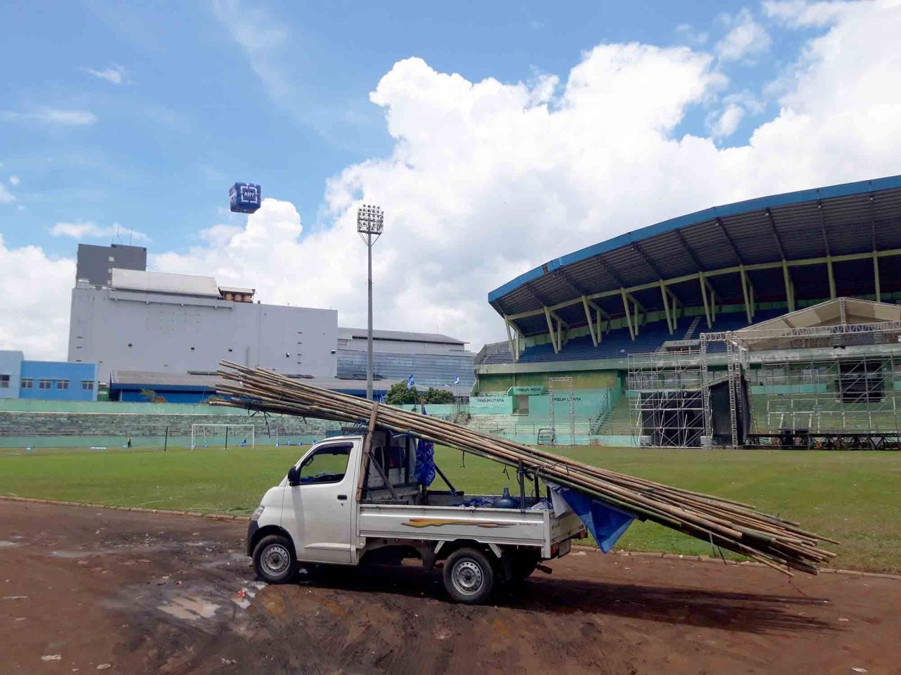 Kondisi Stadion Gajayana yang membutuhkan perbaikan dan perawatan.  Disporapar Kota Malang mengajukan pendanaan ke pemerintah pusat Rp75 miliar. Foto : Jatimkini/Bagus Suryo
