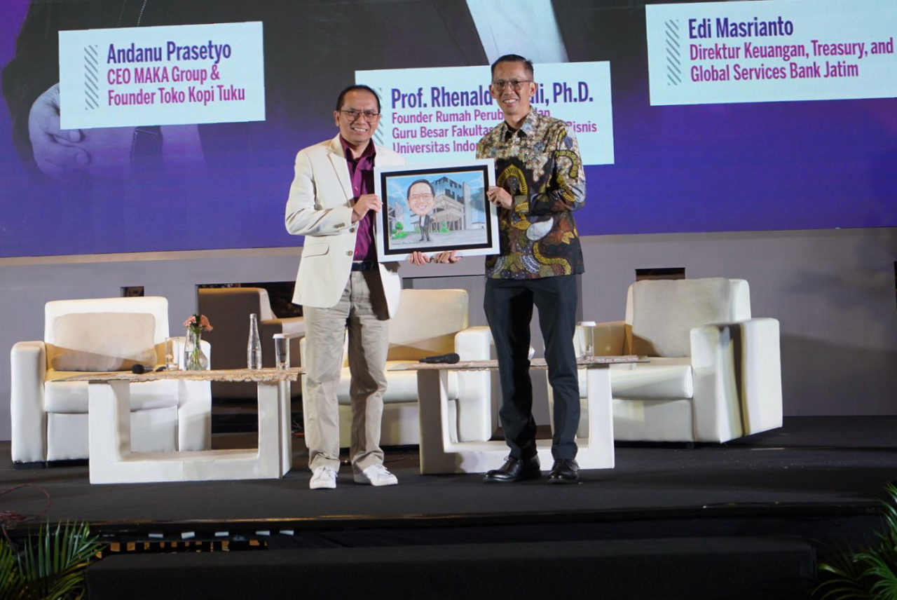 Direktur Keuangan, Treasury & Global Services Bank Jatim Edi Masrianto (kiri) saat menjadi pembicara dalam talkshow Wawasan Business Forum #TheNextGiant, Jumat (23/2/2024). Foto : Bank Jatim for Jatimkini