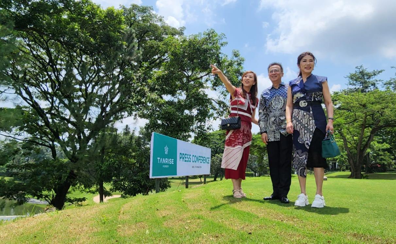 Dari kiri-kanan, CEO Tanrise Property, Belinda Tanoko, CEO Tancorp Group, Hermanto Tanoko dan Komisaris Tanrise Sanderawati Joesoef meninjau lapangan golf Taman Dayu di Pasuruan, Senin (19/2/2024). Foto : Peni Widarti