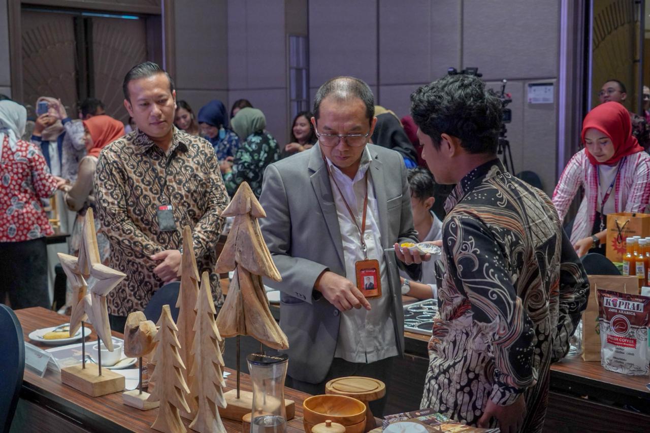 Direktur Keuangan, Treasury & Global Services Bank Jatim, Edi Masrianto meninjau produk UMKM dalam ajang Trade Connect Bank Jatim 2024 di Surabaya, Senin (26/2/2024). Foto : Bank Jatim for Jatimkini