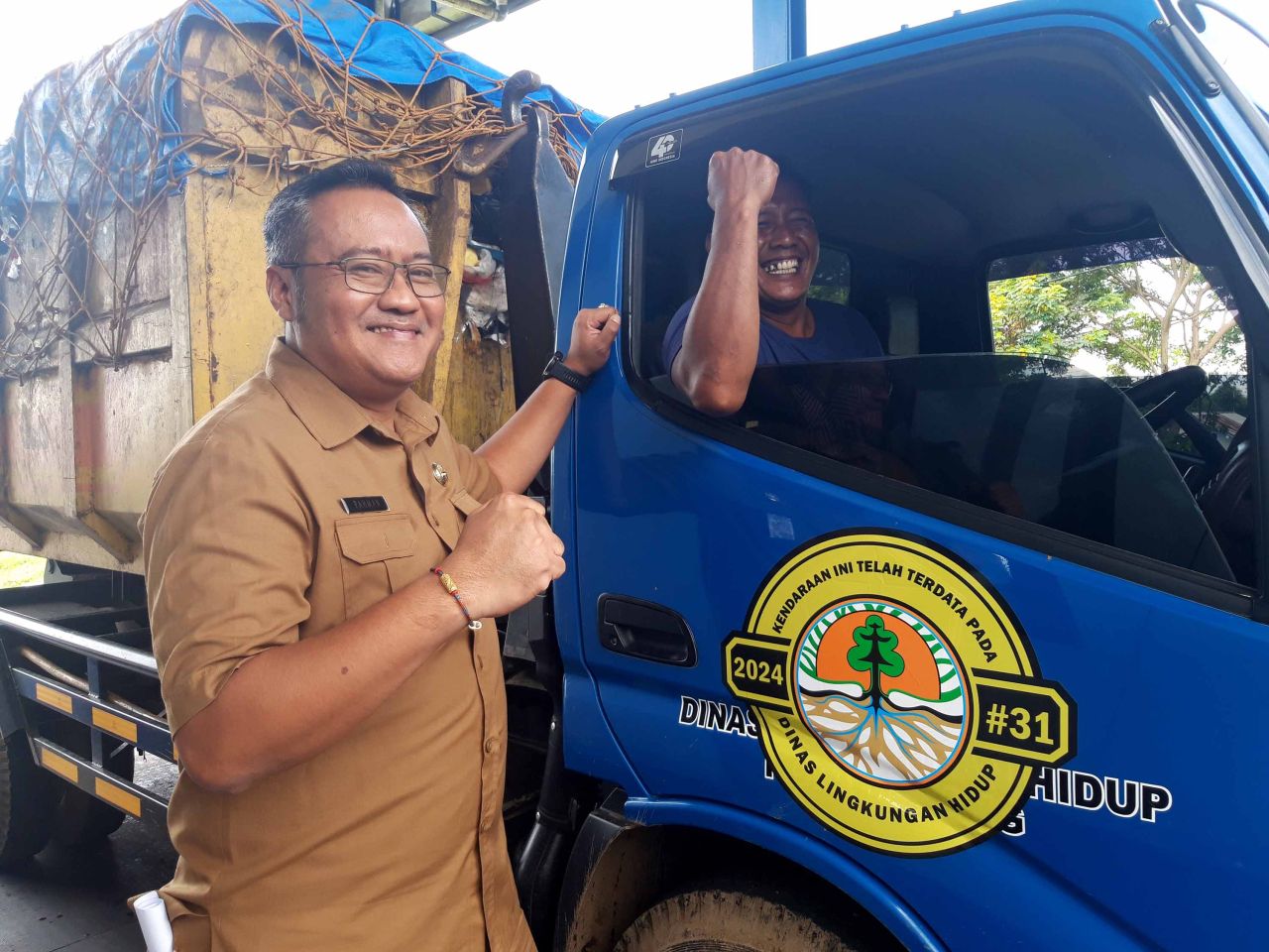 Kepala Dinas Lingkungan Hidup Kota Malang Noer Rahman Wijaya usai mengecek kelengkapan dokumen sopir pembuang sampah berstiker resmi di TPS Supit Urang, Selasa (13/2). Foto : Jatimkini/Bagus Suryo