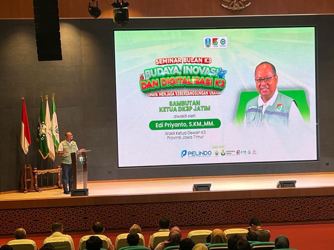 Wakil Ketua DK3P Jatim, Edi Priyanto di sela semina Budaya, Inovasi, dan Digitalisasi K3 di Kampus Unusa Surabaya, Minggu (11/2/2024). (Foto: dok.DK3P Jatim