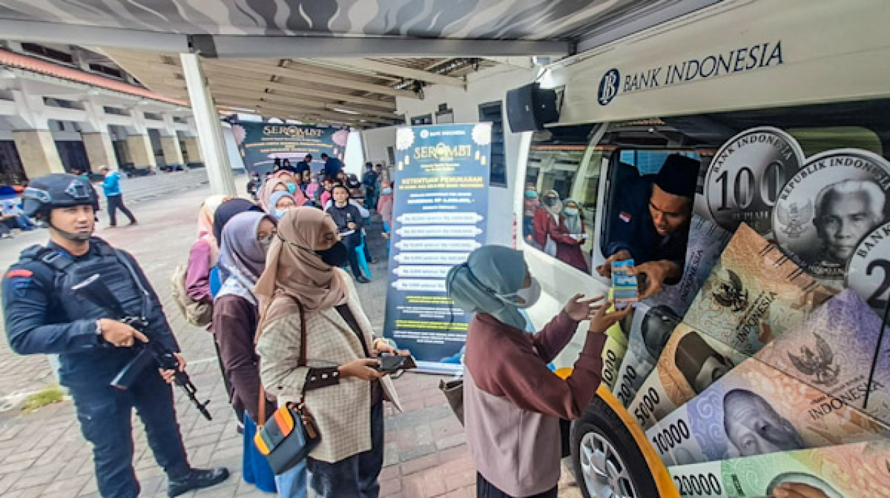Masyarakat di kawasan Religi Sunan Ampel Surabaya mendapat layanan penukaran uang layak edar pada Kamis (28/3/2024). FOTO : Alvian Yoananta