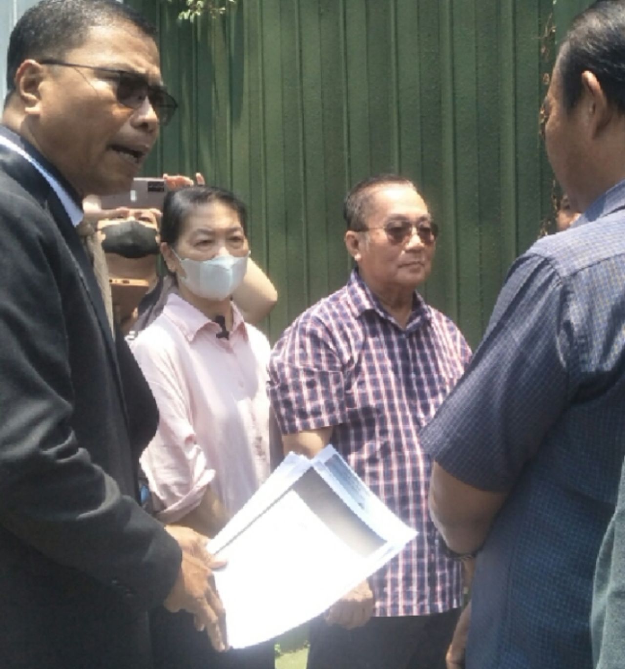 Charles Lungkang mendampingi  Nio Haryono dan Melina Yunita saat memberikan keterangan pada aparat kepolisian Sidoarjo