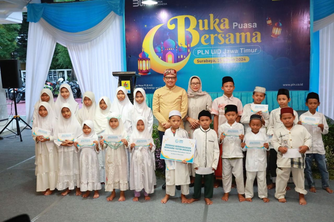 General Manager PT PLN (Persero) UID Jawa Timur, Agus Kuswardoyo foto bersama anak yatim usai serahkan bantuan. (Foto: PLN for Jatimkini.com)