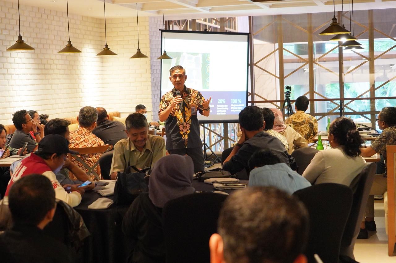 Direktur Manajemen Human Capital dan Administrasi PLN Nusantara Power Karyawan Aji (tengah) menyampaikan arah pengembangan EBT PLN NP kepada media Jawa Timur di Surabaya (21/3).