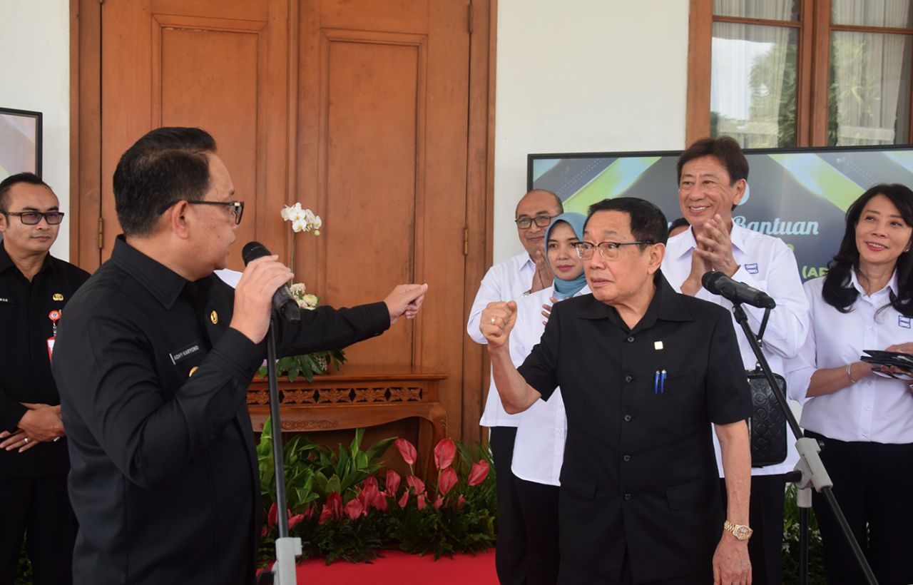 Pj Gubernur Jatim menantang CEO Maspion, Alim Markus di Gedung Negara Grahadi, Senin (25/3/2024). (Foto: Rochman Arief/Jatimkini)