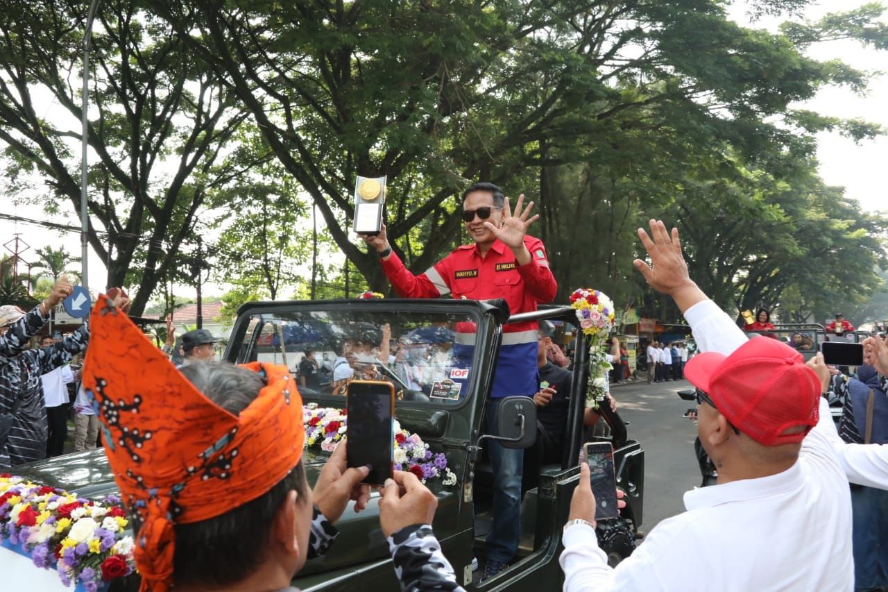 Penjabat Wali Kota Malang Dr. Ir. Wahyu Hidayat, MM saat kirab Piala Adipura berkeliling kota, Jumat (8/3). Kota Malang meraih penghargaan Adipura 2023 kategori kota besar. Foto: Dok. Bagian Protokol dan Komunikasi Pimpinan Kota Malang