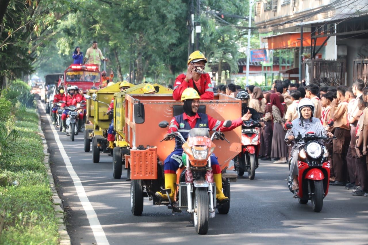 Masyarakat menyambut kirab Piala Adipura di Kota Malang.