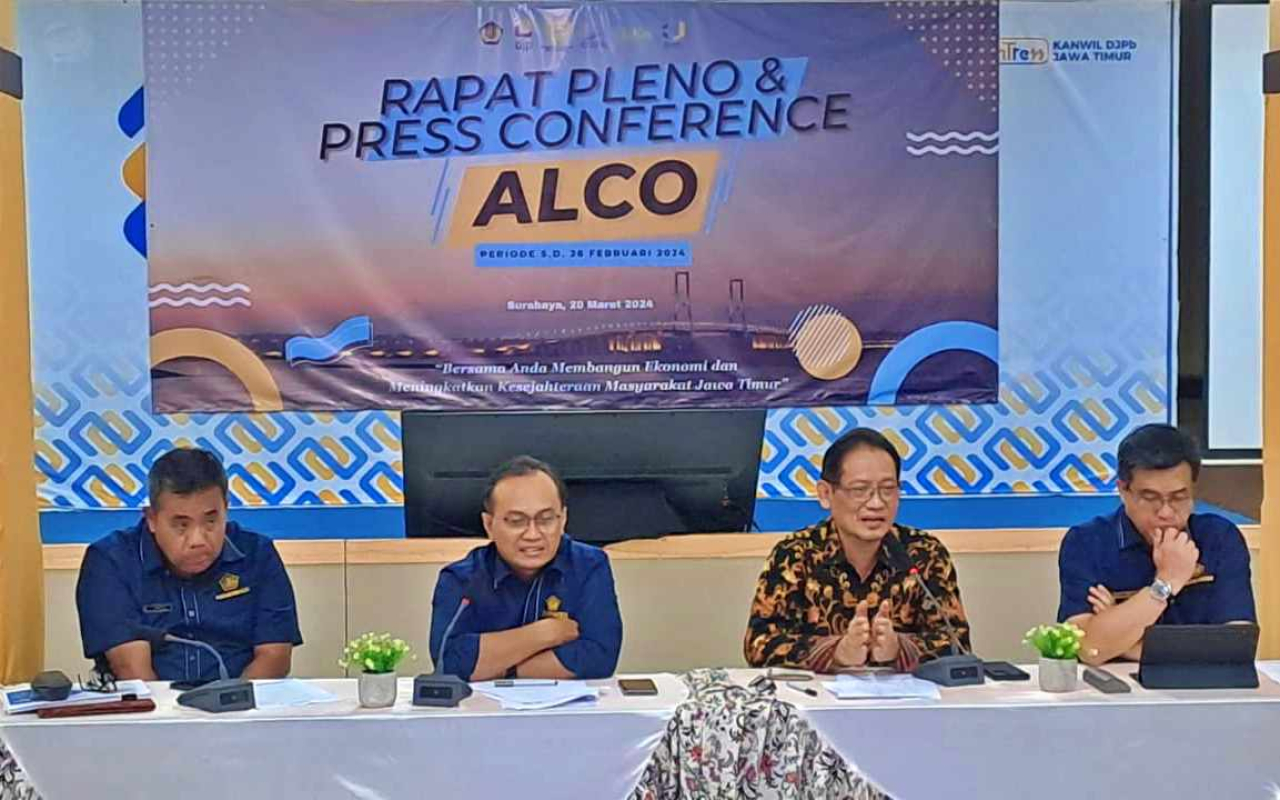 Kakanwil DJP Jatim I, Sigit Danang Joyo (kedua kiri), Pakar Ekonomi Unair Rudi Purwono, dan Kakanwil Bea Cukai Jatim I Untung Basuki (kanan) saat menggelar Konferensi Pers APBN KiTA Regional Jatim, Rabu (20/3/2024). Foto : Alvian Yoananta