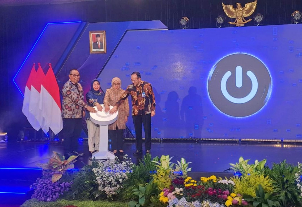 Jajaran pemimpin Bank Indonesia Jatim saat melakukan aktivasi aplikasi Pertukaran Warkat Debit (PWD) Sistem Kliring Nasional (SKNBI) di Surabaya, Jumat (1/3/2024). Foto : Alvian Yoananta