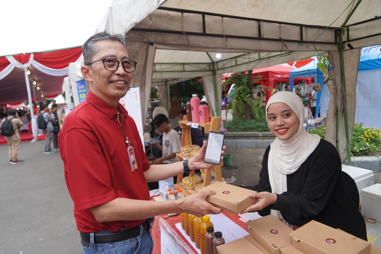 Dirut Bank Jatim Busrul Iman saat melakukan transaksi pembayaran menggunakan QRIS dalam Bank Jatim QRIS Ramadan Vaganza di Surabaya. Foto : BJTM
