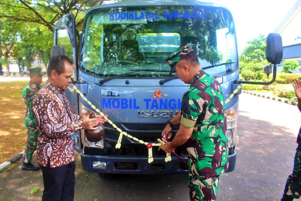 Regional CEO BRI Surabaya, Setiyarta (kiri) saat menyerahkan bantuan mobil tangki untuk Kodiklatal di Surabaya, Selasa (26/3/2024). Foto : BRI