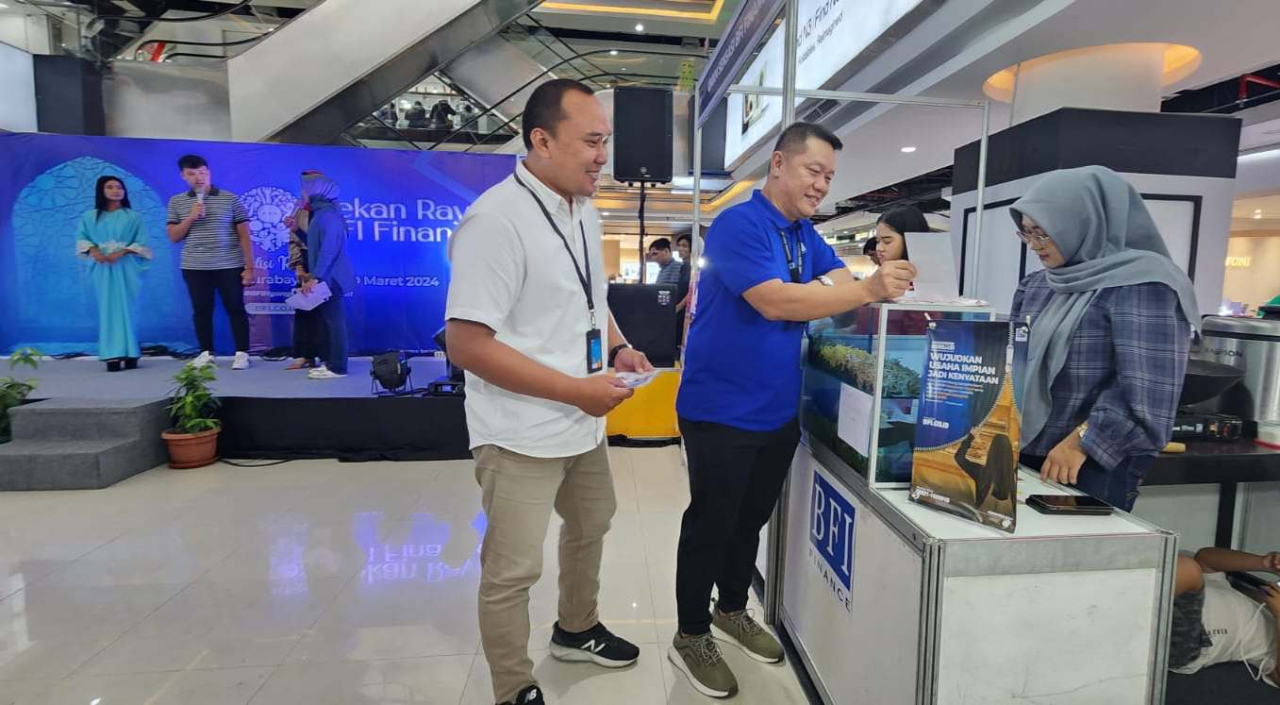 Area Manager BFI Finance Surabaya, Bambang Hartoyo (biru) saat mengunjungi salah satu booth bazaar UMKM di WTC Surabaya. Foto : Peni Widarti