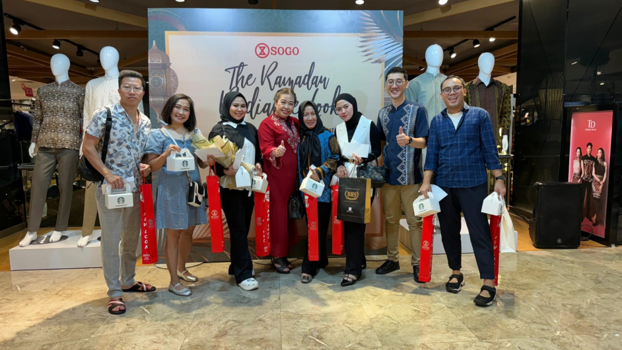 Momen gelaran ‘The Ramadan Radiance Look, Fashion Show & Happy Hour Chat’ yang digelar oleh SOGO Tunjungan Plaza Surabaya. Foto : BRI