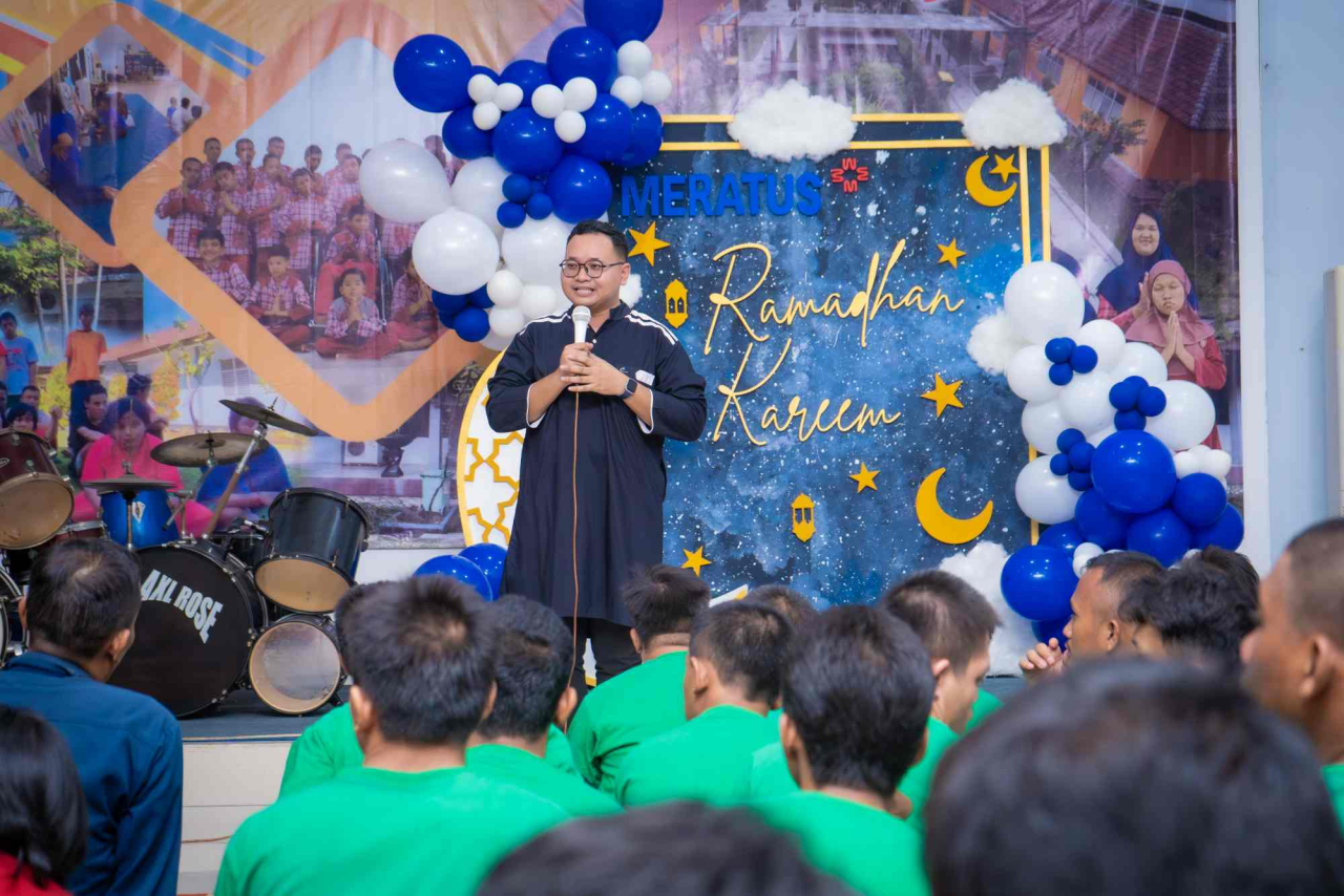 Communication & Sustainability Manager Meratus, Purnama Aditya saat sambutan Buka Bersama ABK di UPTD Kampung Anak Negeri Surabaya. Foto : Meratus