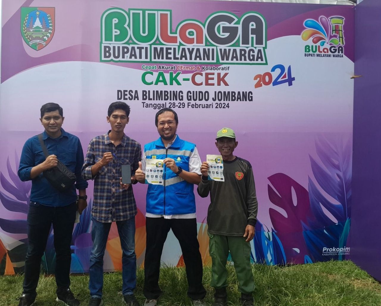PLN ULP Ngoro mensosialisasikan transaksi keuangan melalui PLN Mobile yang bertepatan dengan acara BULAGA (BUpati LAyani warGA) di lapangan Desa Blimbing, Kecamatan Gudo, Kabupaten Jombang, Rabu (28/2).  (Foto: PLN for Jatimkini.com)