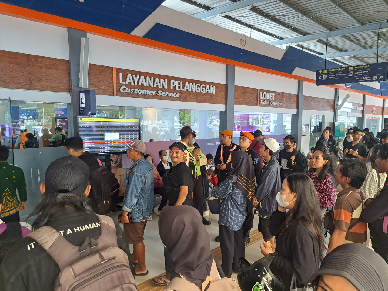 Pelanggan KAI di Surabaya sedang antre mendapat layanan kompensasi pembatalan keberangkatan kereta imbas banjir Semarang. Foto : KAI for Jatimkini