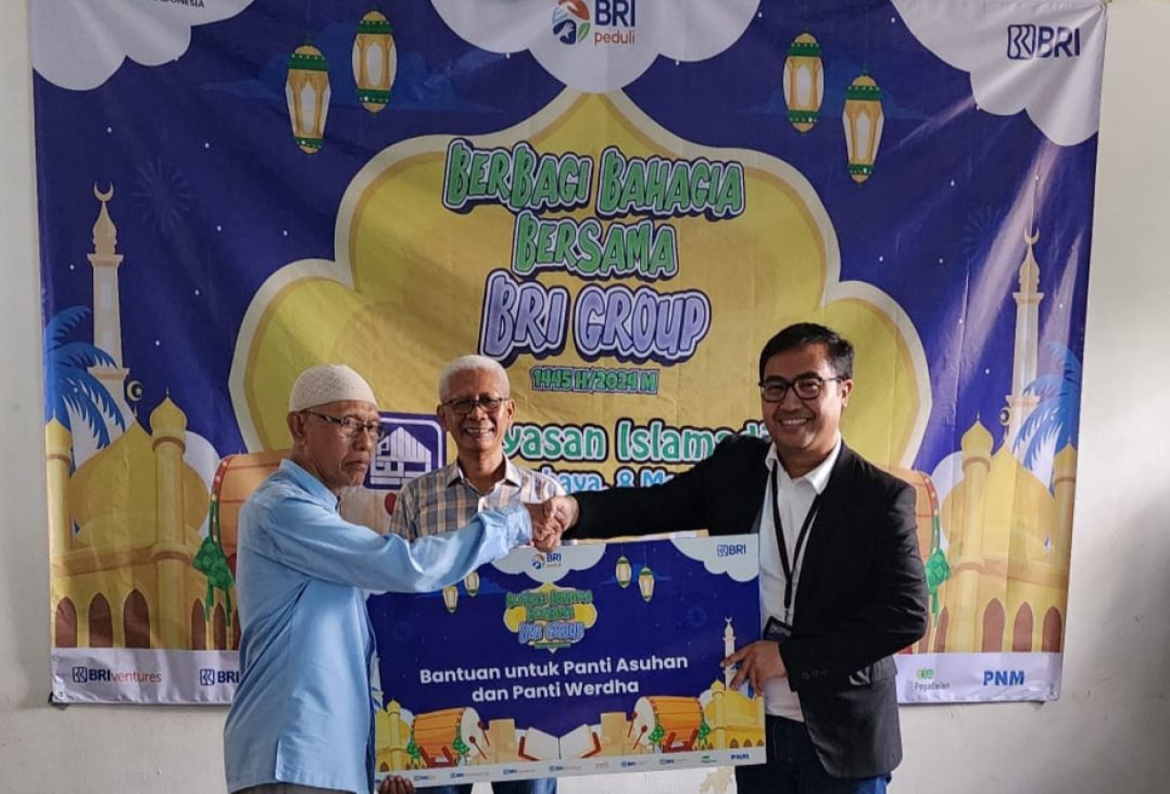 BRI Surabaya saat membagikan paket semabko untuk anak yatim di Benowo. Foto : BRI for Jatimkini