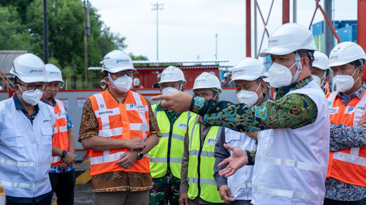 Dirut TPS, Wahyu Widodo (dua dari kiri) didampingi Kepala Barantin meninjau area fumigasi di lapangan penumpukan. (Foto: dok.TPS)