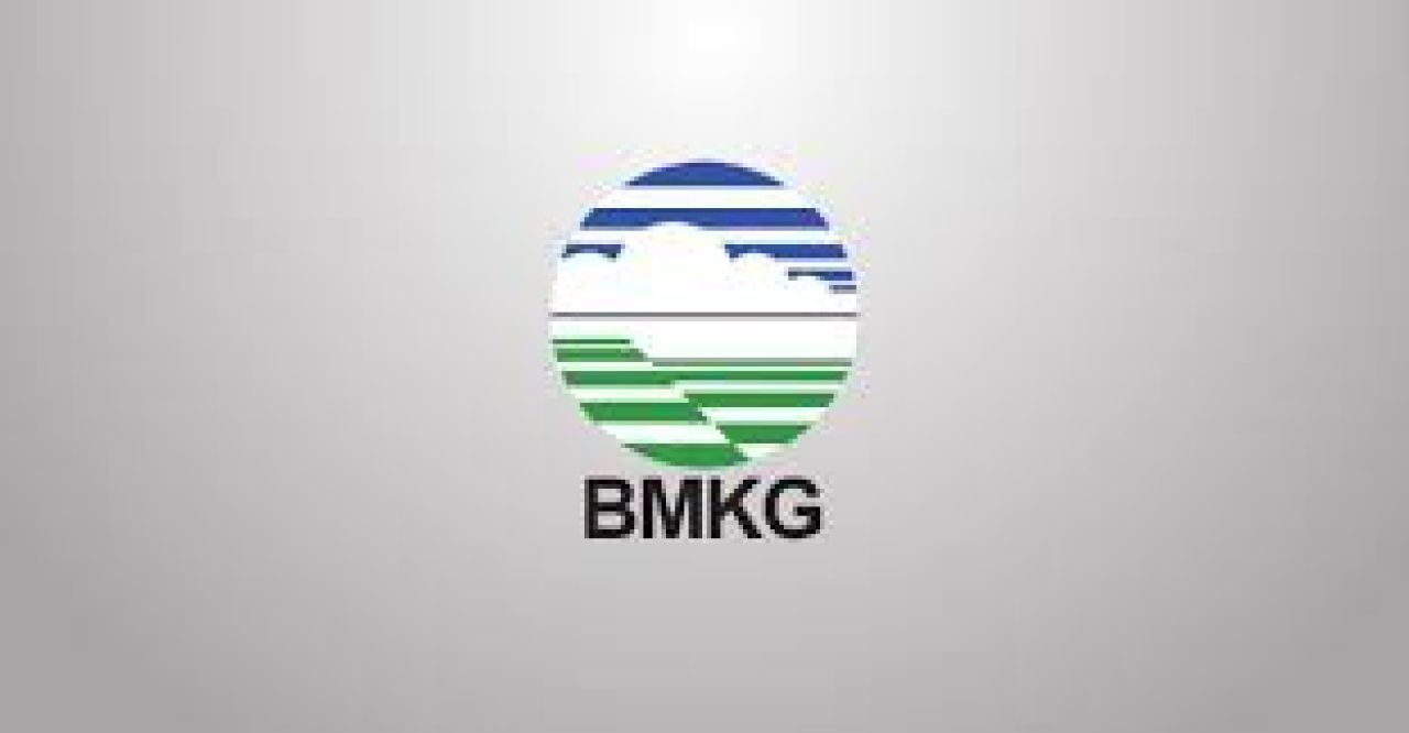 Sebagian warga Surabaya panik akibat ada getaran gempa ( Foto : BMKG )