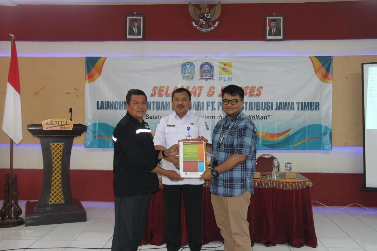 PLN bersama dengan SMKN 3 Pamekasan meresmikan hasil pembuatan aplikasi digital. (Foto: PLN for Jatimkini.com)