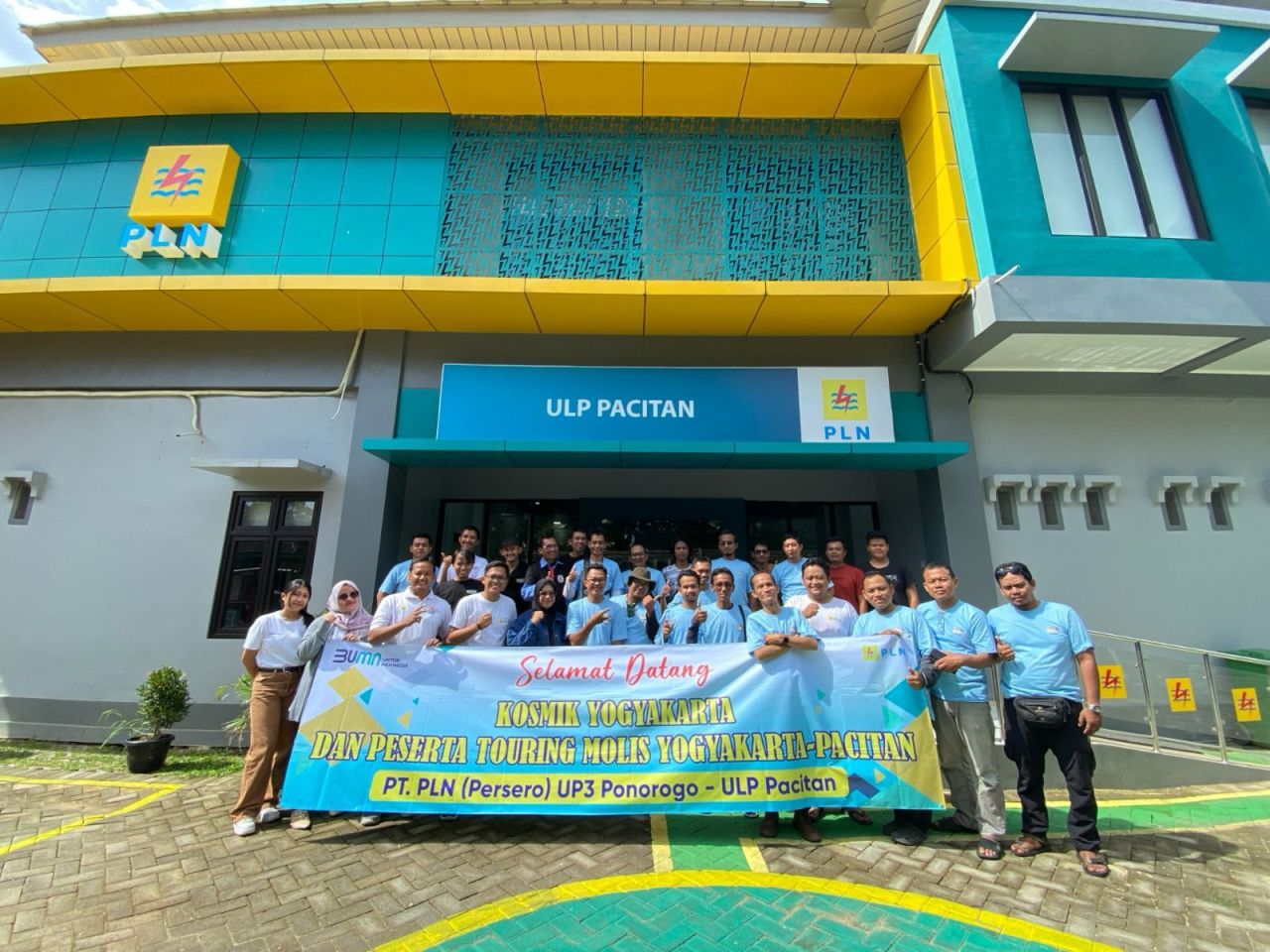PLN UP3 Ponorogo dan ULP Pacitan menyambut rombongan KOSMIK Jogja-Pacitan. (Foto: PLN for Jatimkini.com)