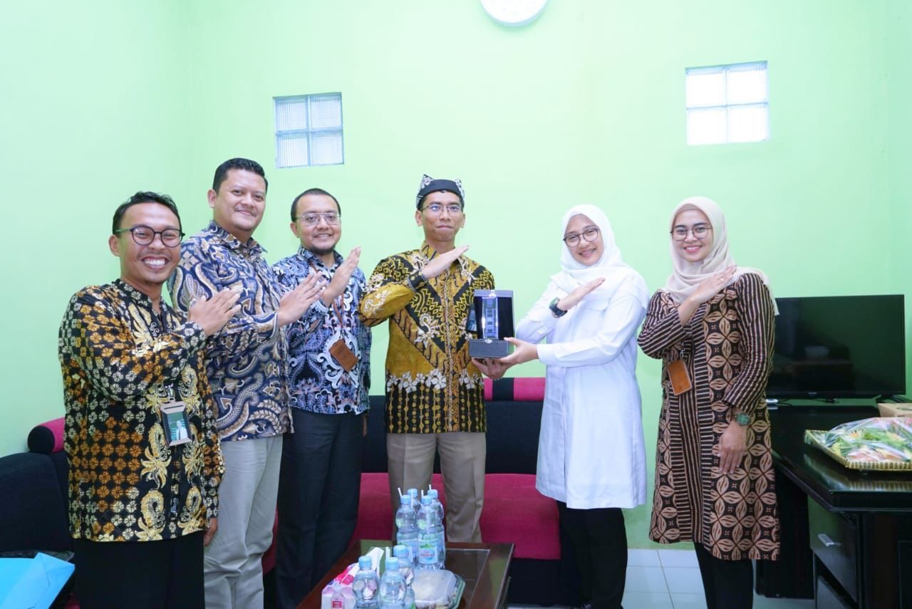 PT PLN UP3 Banyuwangi melakukan kunjungan kepada Bupati Banyuwangi, di Kantor Desa Wringinagung, Kecamatan Gambiran, Rabu (28/2). (Foto: PLN for Jatimkini.com)