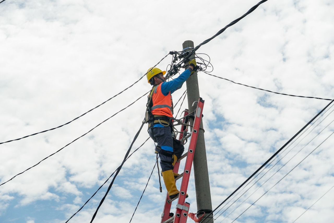 Petugas PLN ketika perbaiki jaringan listrik. (Foto: PLN for Jatimkini.com)
