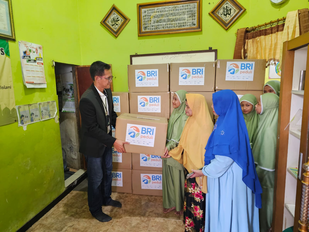 Penyaluran bantuan sosial sembako BRI untuk anak yatim dan dhuafa menjelang Ramadan. Foto : BRI for Jatimkini