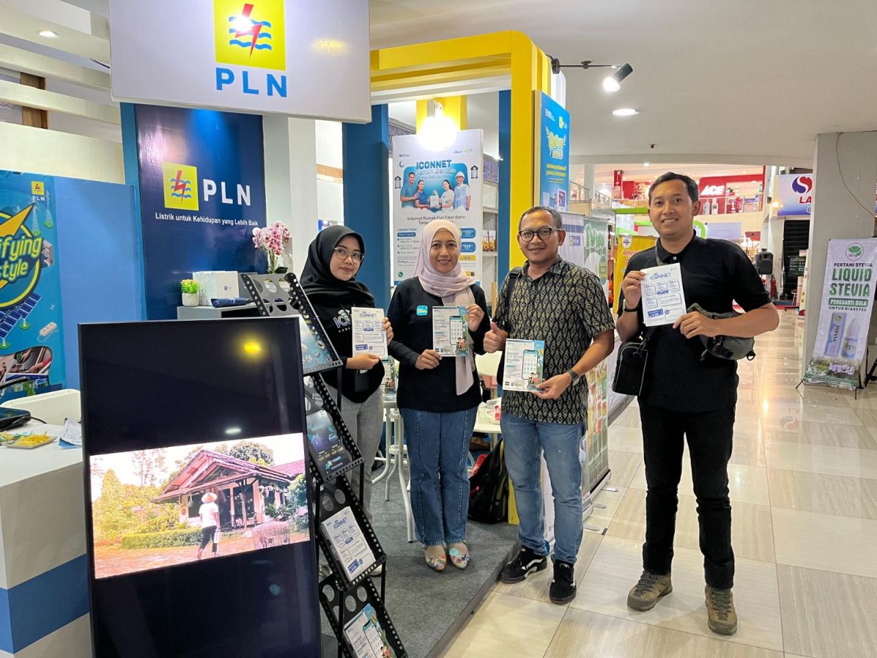 pelanggan ketika datangi booth PLN. (Foto: PLN for Jatimkini.com)