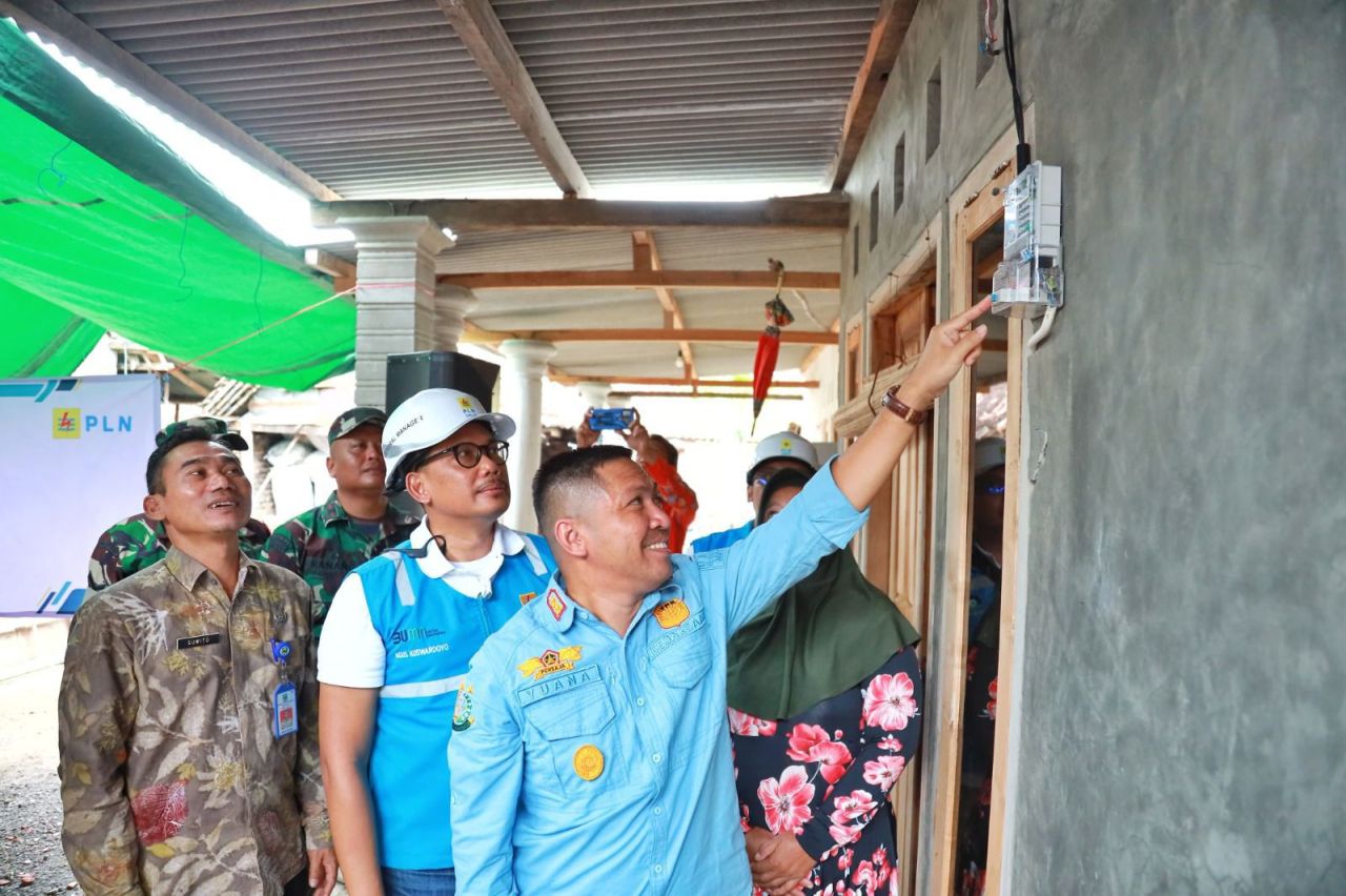 Kepala Kajari Magetan, Yuana Nurhisyam didampingi General Manager PT PLN (Persero) UIDJawa Timur, Agus Kuswardoyo menyalakan langsung di Desa Gunungan, Kecamatan Kartoharjo, Kabupaten Magetan. (Foto: PLN for Jatimkini.com)